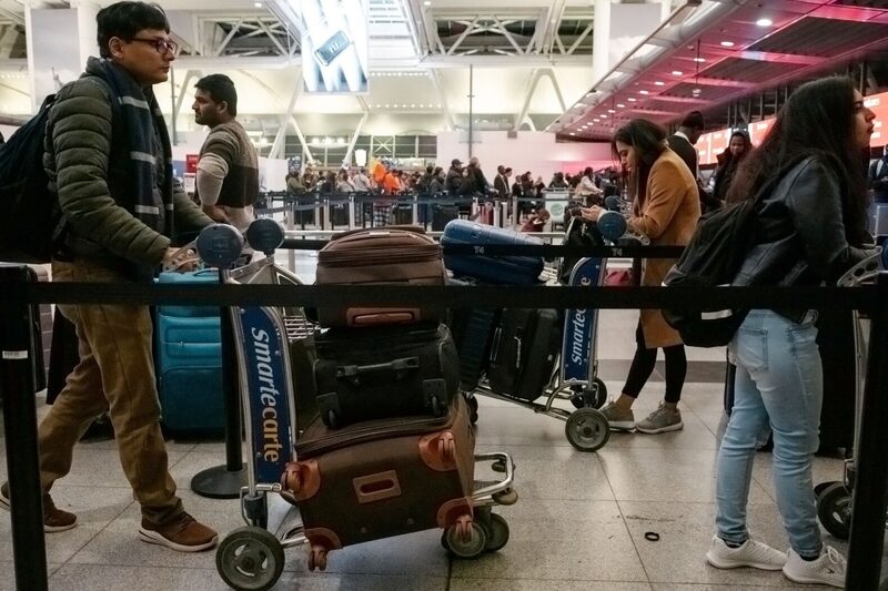 Viajeros esperan para facturar en un mostrador de Delta en la Terminal 4 del Aeropuerto Internacional John F. Kennedy (JFK) de Nueva York, EE.UU., el lunes 18 de diciembre de 2023. Viajeros esperan para facturar en un mostrador de Delta en la Terminal 4 del Aeropuerto Internacional John F. Kennedy (JFK) de Nueva York, EE.UU., el lunes 18 de diciembre de 2023.