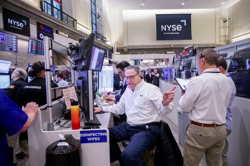 Traders At The New York Stock Exchange As Stocks Stage Comeback At The End Of A Jittery Week Traders At The New York Stock Exchange As Stocks Stage Comeback At The End Of A Jittery Week