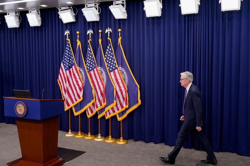 El presidente de la Reserva Federal de EE.UU., Jerome Powell, llega para una rueda de prensa tras la reunión del Comité Federal de Mercado Abierto (FOMC) de octubre en Washington, DC. El presidente de la Reserva Federal de EE.UU., Jerome Powell, llega para una rueda de prensa tras la reunión del Comité Federal de Mercado Abierto (FOMC) de octubre en Washington, DC.