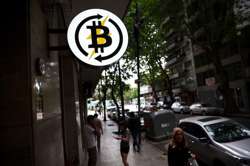 Cartel de Bitcoin fuera de una casa de cambio de criptomonedas en Buenos Aires.
Fotógrafo: Tomás Cuesta/Bloomberg Cartel de Bitcoin fuera de una casa de cambio de criptomonedas en Buenos Aires.
Fotógrafo: Tomás Cuesta/Bloomberg