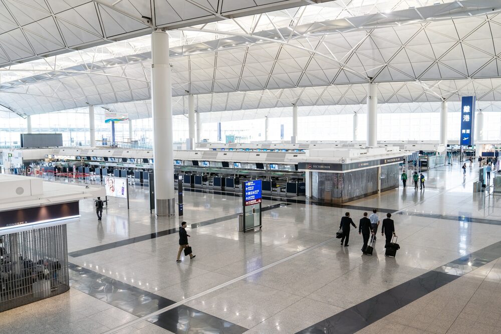 A sala de embarque do Aeroporto Internacional de Hong Kong (Chan Long Hei/Bloomberg) A sala de embarque do Aeroporto Internacional de Hong Kong (Chan Long Hei/Bloomberg)
