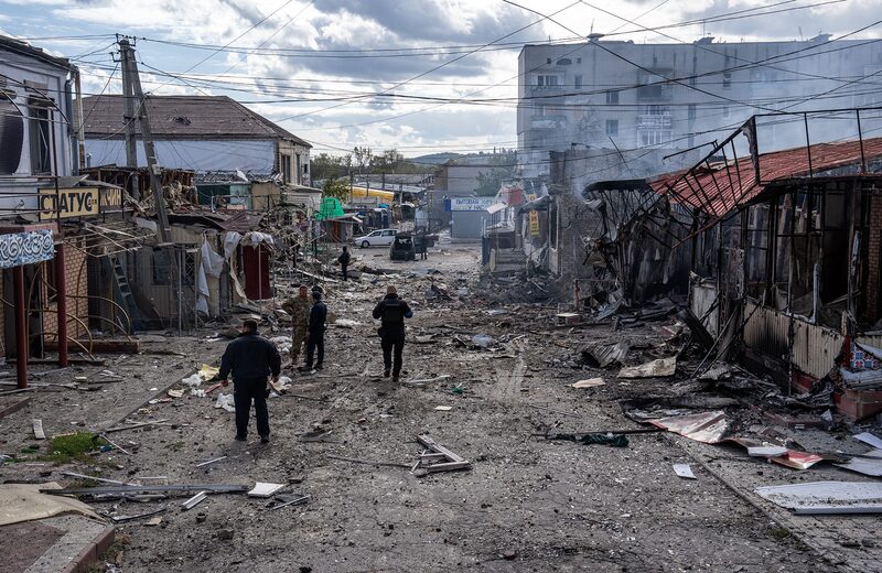 Oficiales de policía y soldados inspeccionan un área comercial luego de un ataque con misiles rusos, en Kupiansk, oblast de Járkov, Ucrania, el 13 de octubre.F Oficiales de policía y soldados inspeccionan un área comercial luego de un ataque con misiles rusos, en Kupiansk, oblast de Járkov, Ucrania, el 13 de octubre.F