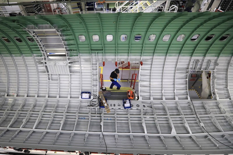 Un avión de pasajeros Airbus A320 en la línea de montaje en Hamburgo, Alemania. Un avión de pasajeros Airbus A320 en la línea de montaje en Hamburgo, Alemania.