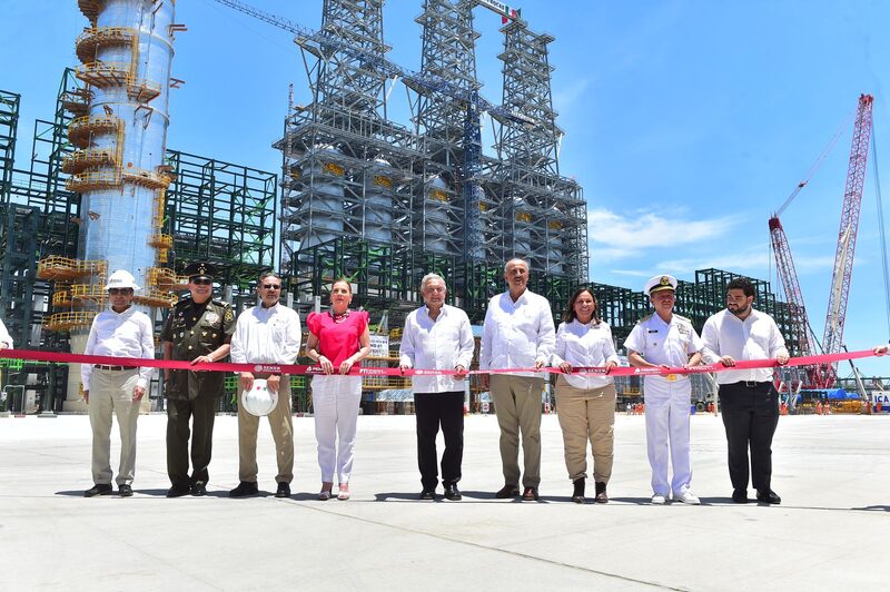 El presidente Andrés Manuel López Obrador y miembros de su gabinete durante la terminación constructiva de la refinería Olmeca, conocida como Dos Bocas en Tabasco durante julio de 2022 (Foto: Secretaría de Energía). El presidente Andrés Manuel López Obrador y miembros de su gabinete durante la terminación constructiva de la refinería Olmeca, conocida como Dos Bocas en Tabasco durante julio de 2022 (Foto: Secretaría de Energía).