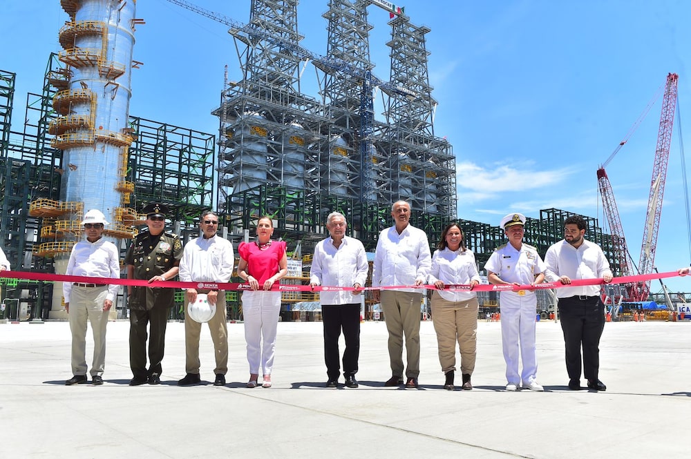 El presidente Andrés Manuel López Obrador y miembros de su gabinete durante la terminación constructiva de la refinería Olmeca, conocida como Dos Bocas en Tabasco durante julio de 2022 (Foto: Secretaría de Energía). El presidente Andrés Manuel López Obrador y miembros de su gabinete durante la terminación constructiva de la refinería Olmeca, conocida como Dos Bocas en Tabasco durante julio de 2022 (Foto: Secretaría de Energía).