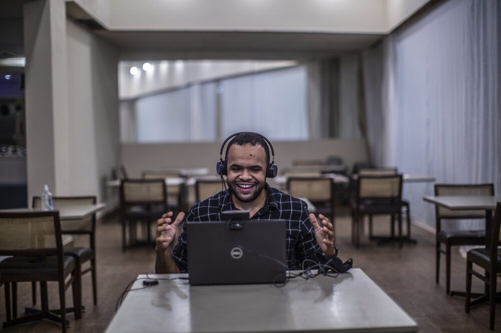 Matheus Rangel, en Río de Janeiro, produce contenidos en línea que enseñan a los futuros trabajadores del petróleo cómo conseguir un trabajo en la industria petrolera en alta mar. Fotógrafo: Dado Galdieri/Bloomberg Matheus Rangel, en Río de Janeiro, produce contenidos en línea que enseñan a los futuros trabajadores del petróleo cómo conseguir un trabajo en la industria petrolera en alta mar. Fotógrafo: Dado Galdieri/Bloomberg