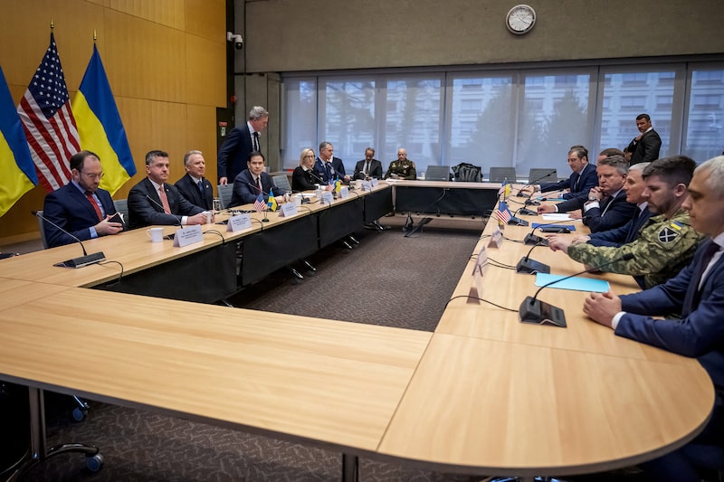 El secretario de Estado de EE. UU., Marco Rubio (4.º por la izquierda), y el enviado especial de EE. UU., Steve Witkoff (3.º por la izquierda), se reúnen con la delegación ucraniana durante las conversaciones sobre el plan de EE. UU. para poner fin a la guerra en Ucrania en la Misión de EE. UU. en Ginebra, el 23 de noviembre de 2025. El secretario de Estado de EE. UU., Marco Rubio (4.º por la izquierda), y el enviado especial de EE. UU., Steve Witkoff (3.º por la izquierda), se reúnen con la delegación ucraniana durante las conversaciones sobre el plan de EE. UU. para poner fin a la guerra en Ucrania en la Misión de EE. UU. en Ginebra, el 23 de noviembre de 2025.