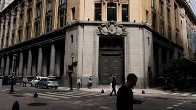 Argentina acerta recompra de US$ 3 bi com bancos para ajudar a pagar dívida Argentina acerta recompra de US$ 3 bi com bancos para ajudar a pagar dívida