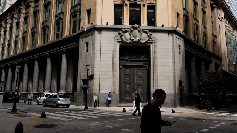 Argentina acerta recompra de US$ 3 bi com bancos para ajudar a pagar dívida Argentina acerta recompra de US$ 3 bi com bancos para ajudar a pagar dívida