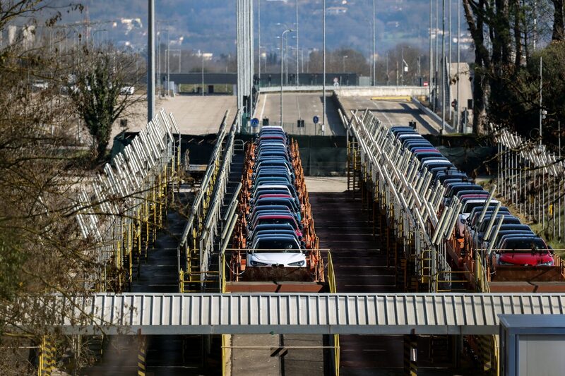 Redução de taxa sobre automóveis depende da apresentação da UE de uma proposta para eliminar uma série de suas próprias tarifas sobre produtos industriais dos EUA . (Foto: Alessia Pierdomenico/Bloomberg) Redução de taxa sobre automóveis depende da apresentação da UE de uma proposta para eliminar uma série de suas próprias tarifas sobre produtos industriais dos EUA . (Foto: Alessia Pierdomenico/Bloomberg)