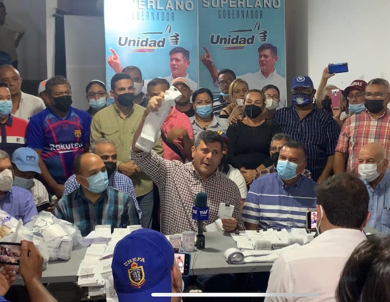 Freddy Superlano, candidato por la MUD a la gobernación de Barinas, con actas en mano que lo dan ganador en la entidad Freddy Superlano, candidato por la MUD a la gobernación de Barinas, con actas en mano que lo dan ganador en la entidad