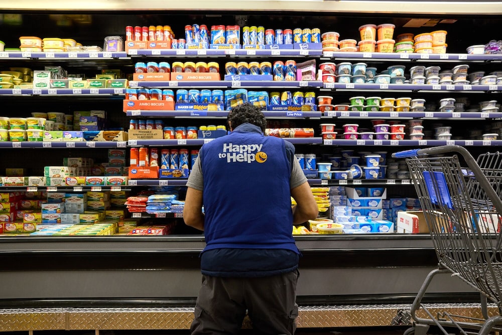 Un trabajador repone un estante en el pasillo de comestibles de un Walmart en Columbus, Ohio. Un trabajador repone un estante en el pasillo de comestibles de un Walmart en Columbus, Ohio.