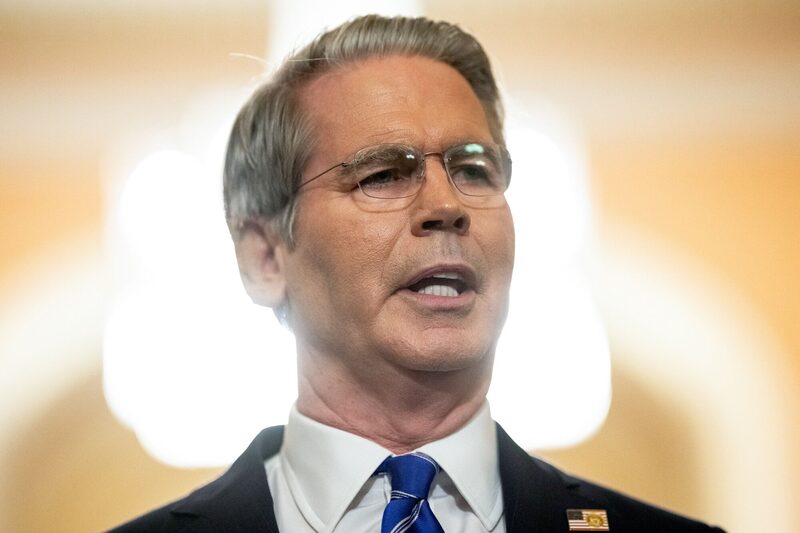 Scott Bessent, secretario del Tesoro de Estados Unidos, habla con los medios de comunicación tras un almuerzo político republicano en el Senado celebrado en el Capitolio de Washington D.C., Estados Unidos, el viernes 27 de junio de 2025. Scott Bessent, secretario del Tesoro de Estados Unidos, habla con los medios de comunicación tras un almuerzo político republicano en el Senado celebrado en el Capitolio de Washington D.C., Estados Unidos, el viernes 27 de junio de 2025.