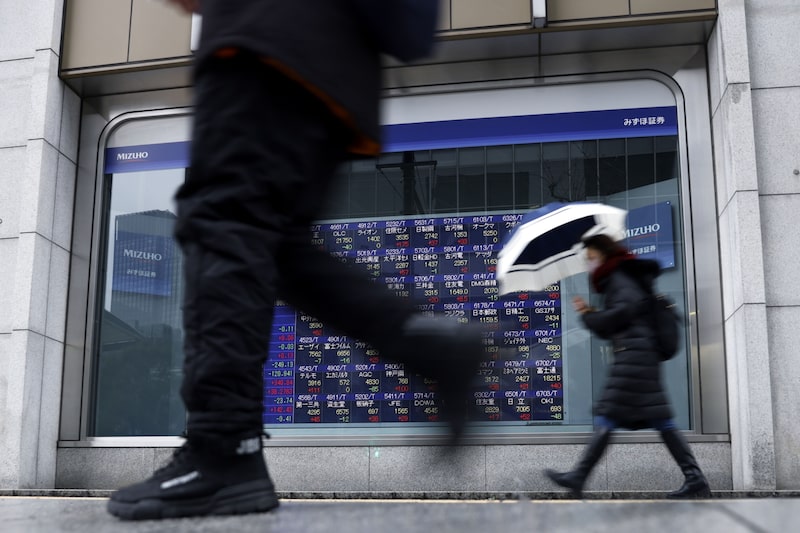 Peatones frente a un tablero electrónico de acciones fuera de una firma de valores en Tokio, Japón, el viernes 10 de febrero de 2023. Fotógrafo: Kiyoshi Ota/Bloomberg Peatones frente a un tablero electrónico de acciones fuera de una firma de valores en Tokio, Japón, el viernes 10 de febrero de 2023. Fotógrafo: Kiyoshi Ota/Bloomberg
