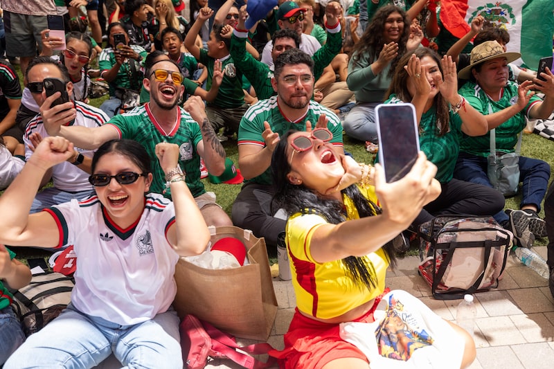 Aficionados observan el partido inaugural durante una fiesta para ver el Mundial de 2026 en Los Ángeles, California, EE. UU., el jueves 11 de junio de 2026. Casa México Los Ángeles 2026, la sede oficial de hospitalidad del Gobierno de México durante el Mundial, albergará las transmisiones en vivo de los primeros tres partidos de la Selección Mexicana de Fútbol. Fotógrafa: Jill Connelly/Bloomberg Aficionados observan el partido inaugural durante una fiesta para ver el Mundial de 2026 en Los Ángeles, California, EE. UU., el jueves 11 de junio de 2026. Casa México Los Ángeles 2026, la sede oficial de hospitalidad del Gobierno de México durante el Mundial, albergará las transmisiones en vivo de los primeros tres partidos de la Selección Mexicana de Fútbol. Fotógrafa: Jill Connelly/Bloomberg