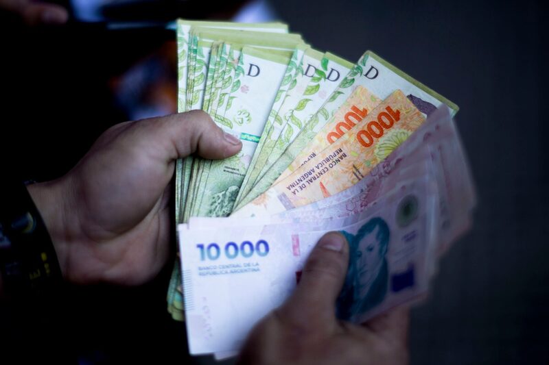Foto de referencia sobre la inflación en Argentina. En la imagen, un hombre sostiene pesos argentinos en sus manos. Foto de referencia sobre la inflación en Argentina. En la imagen, un hombre sostiene pesos argentinos en sus manos.