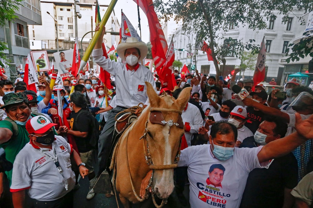 Castillo monta a caballo durante una campaña en Lima, el 8 de abril.Fotógrafo: Gian Masko / AFP / Getty Images Castillo monta a caballo durante una campaña en Lima, el 8 de abril.Fotógrafo: Gian Masko / AFP / Getty Images