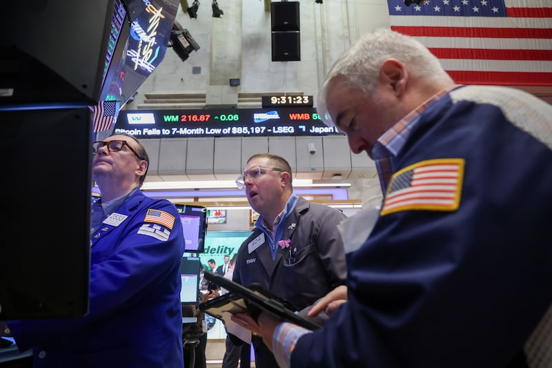 Traders At The New York Stock Exchange As Wall Street On Hold In Run-Up To Nvidia, Jobs Data Traders At The New York Stock Exchange As Wall Street On Hold In Run-Up To Nvidia, Jobs Data