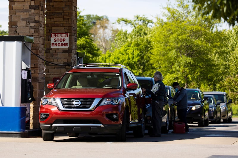 Los clientes hacen fila para llenar el tanque de sus vehículos en una gasolinera de Costco el 12 de mayo de 2021 en Nashville, Tennessee. Los clientes hacen fila para llenar el tanque de sus vehículos en una gasolinera de Costco el 12 de mayo de 2021 en Nashville, Tennessee.
