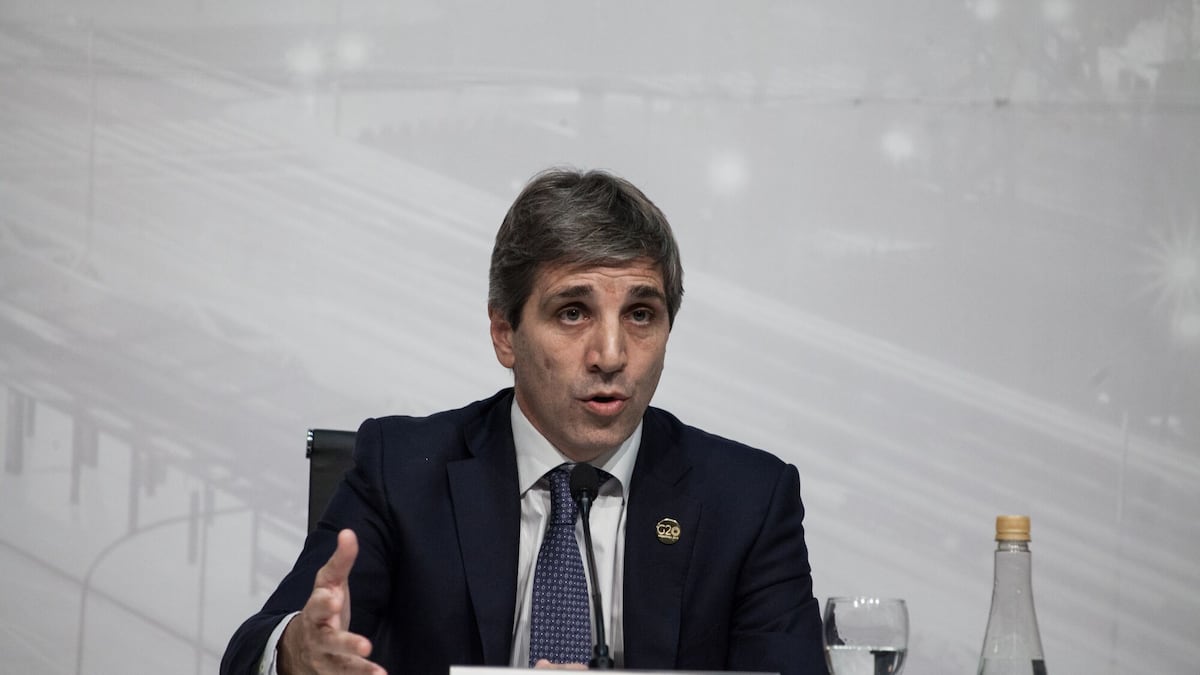Dólar, riesgo país y reforma previsional post 2031: los mensajes de Caputo a empresarios en IDEA