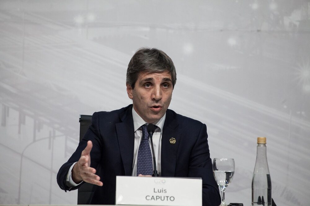 Luis Caputo confía en que la inflación bajará por la reducción del Impuesto País. Luis Caputo confía en que la inflación bajará por la reducción del Impuesto País.