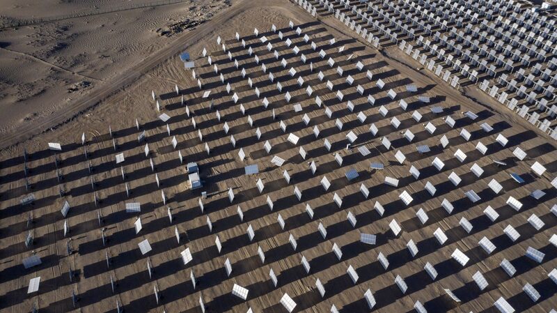 Módulos fotovoltaicos en una planta de energía solar cerca de Golmud, provincia de Qinghai, China. Fotógrafo: Qilai Shen/Bloomberg Módulos fotovoltaicos en una planta de energía solar cerca de Golmud, provincia de Qinghai, China. Fotógrafo: Qilai Shen/Bloomberg