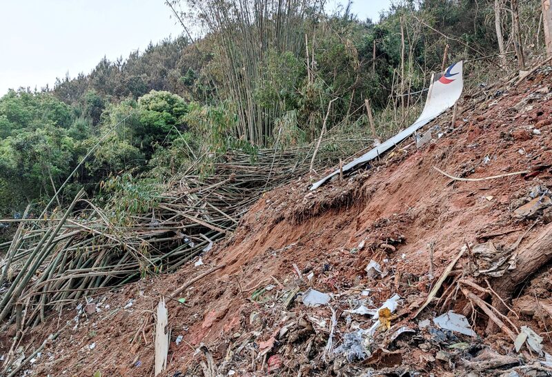 Esta foto tomada el 21 de marzo de 2022 muestra fragmentos del avión de pasajeros China Eastern que se estrelló en la ladera de una montaña en el condado de Tengxian, ciudad de Wuzhou, en la región sur de Guangxi, en China. Fotógrafo: CNS/AFP/Getty Images Esta foto tomada el 21 de marzo de 2022 muestra fragmentos del avión de pasajeros China Eastern que se estrelló en la ladera de una montaña en el condado de Tengxian, ciudad de Wuzhou, en la región sur de Guangxi, en China. Fotógrafo: CNS/AFP/Getty Images