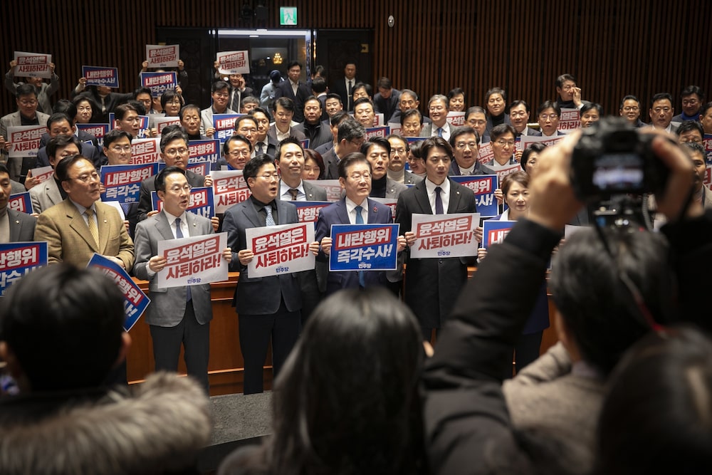 Lee Jae-myung, en el centro, y otros miembros del Partido Democrático piden la dimisión de Yoon en la Asamblea Nacional de Seúl el 5 de diciembre.Fotógrafo: Woohae Cho/Bloomberg Lee Jae-myung, en el centro, y otros miembros del Partido Democrático piden la dimisión de Yoon en la Asamblea Nacional de Seúl el 5 de diciembre.Fotógrafo: Woohae Cho/Bloomberg