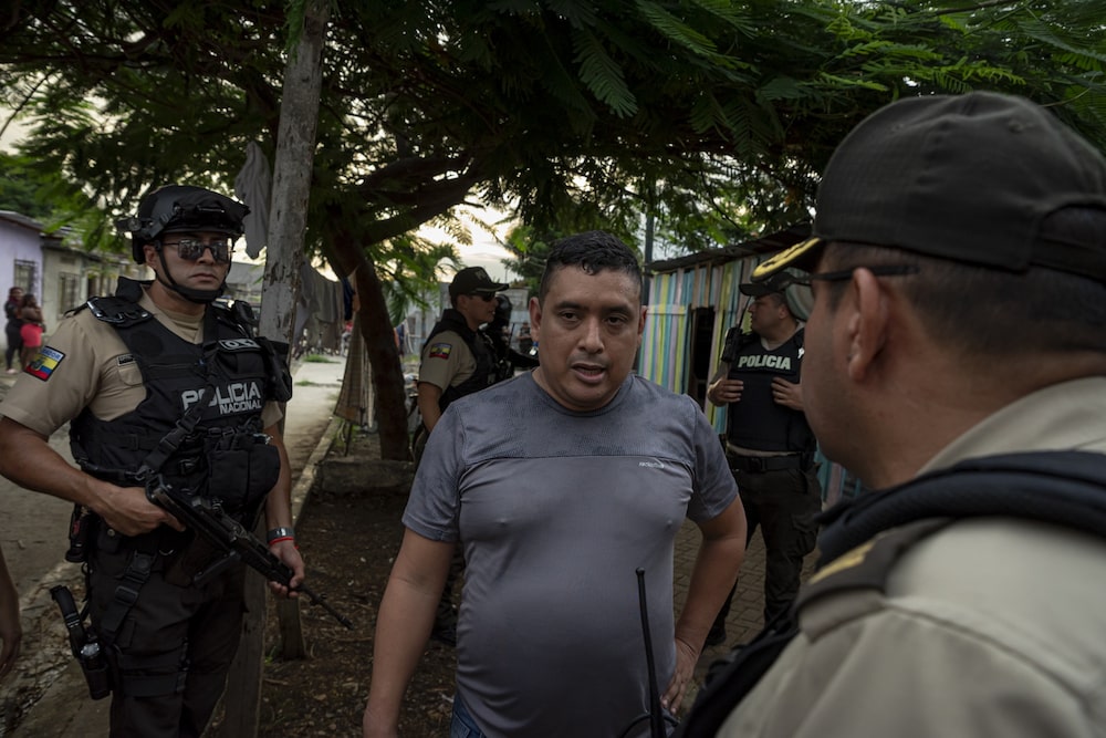 Henry Zambrano, en el centro, momentos después de escapar de sus secuestradores en Guayaquil, el 31 de enero. Fotógrafo: Vicente Gaibor/Bloomberg Henry Zambrano, en el centro, momentos después de escapar de sus secuestradores en Guayaquil, el 31 de enero. Fotógrafo: Vicente Gaibor/Bloomberg