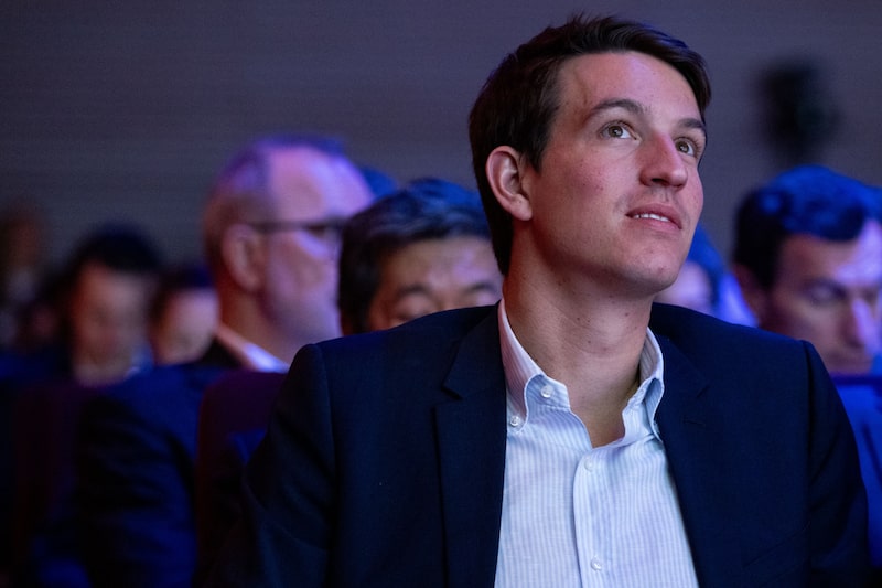 Executivo de 32 anos atualmente é vice-diretor da unidade de vinhos e bebidas alcoólicas Moët Hennessy. Executivo de 32 anos atualmente é vice-diretor da unidade de vinhos e bebidas alcoólicas Moët Hennessy.