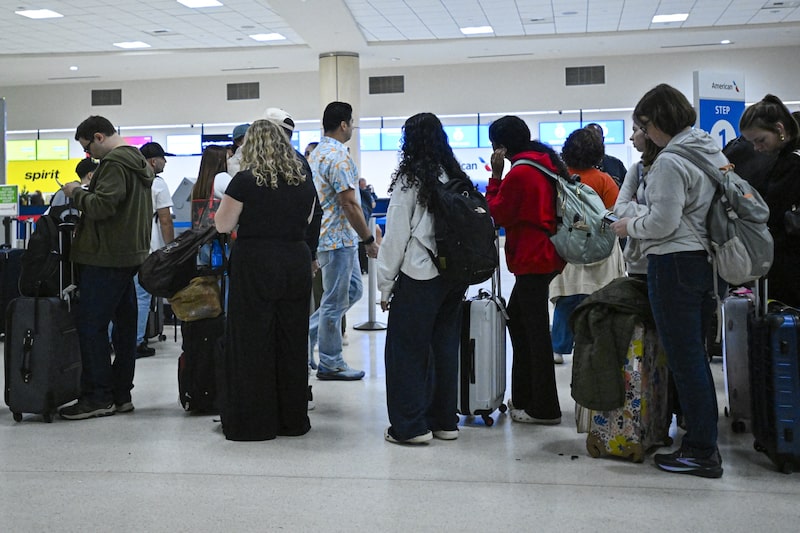 Pasajeros esperan en el Aeropuerto Internacional Luis Muñoz Marín tras la cancelación de todos los vuelos tras la acción militar estadounidense en Venezuela el 3 de enero. Foto: Miguel J. Rodriguez Carrillo/AFP/Getty Images Pasajeros esperan en el Aeropuerto Internacional Luis Muñoz Marín tras la cancelación de todos los vuelos tras la acción militar estadounidense en Venezuela el 3 de enero. Foto: Miguel J. Rodriguez Carrillo/AFP/Getty Images