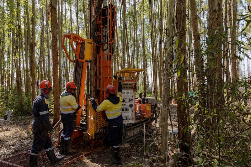 Unos trabajadores extraen muestras de suelo en un proyecto de exploración de tierras raras de Meteoric Resources en Caldas Novas, en el estado de Minas Gerais (Brasil), el martes 8 de julio de 2025. Unos trabajadores extraen muestras de suelo en un proyecto de exploración de tierras raras de Meteoric Resources en Caldas Novas, en el estado de Minas Gerais (Brasil), el martes 8 de julio de 2025.