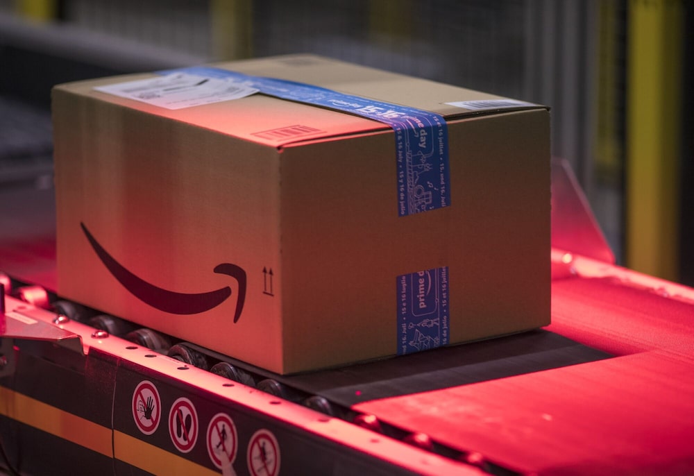 Cajas embaladas pasan por una cinta transportadora en el centro logístico robotizado de Amazon en Tilbury, Essex (Reino Unido), el viernes 12 de julio de 2019 Cajas embaladas pasan por una cinta transportadora en el centro logístico robotizado de Amazon en Tilbury, Essex (Reino Unido), el viernes 12 de julio de 2019