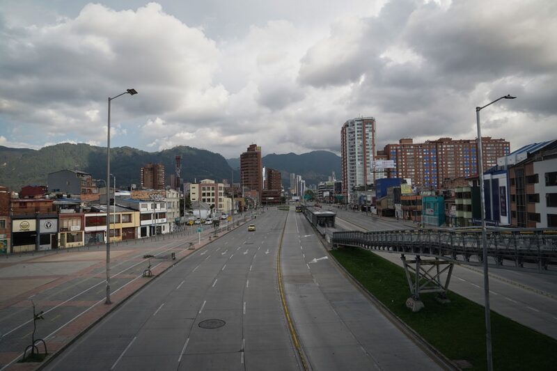 La Avenida El Dorado está vacía en Bogotá, Colombia, el martes 14 de abril de 2020. La Avenida El Dorado está vacía en Bogotá, Colombia, el martes 14 de abril de 2020.
