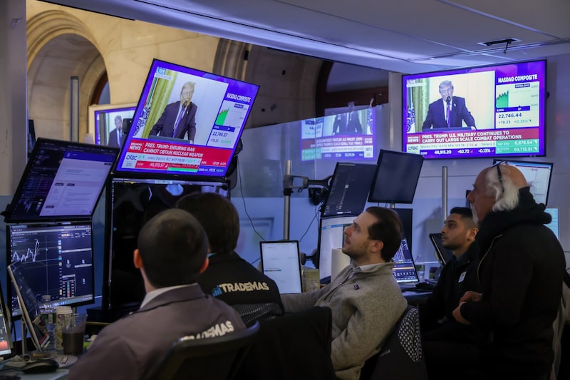 Una cadena de televisión retransmite al presidente estadounidense Trump en la sala de la Bolsa de Nueva York el 2 de marzo. Fotógrafo: Michael Nagle/Bloomberg Una cadena de televisión retransmite al presidente estadounidense Trump en la sala de la Bolsa de Nueva York el 2 de marzo. Fotógrafo: Michael Nagle/Bloomberg