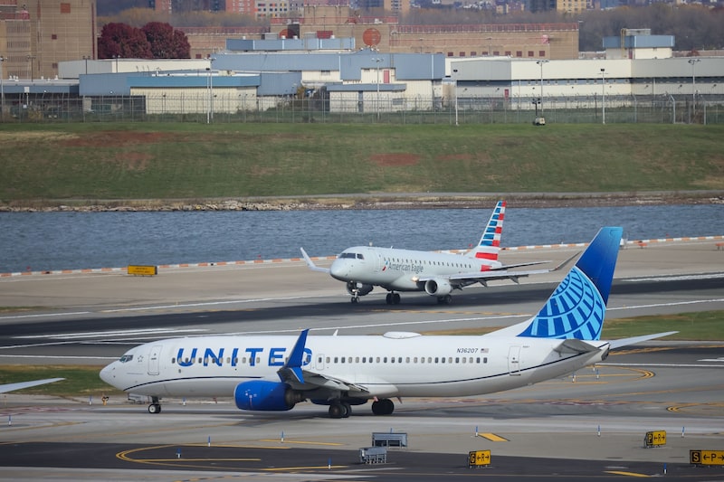 Aviones de United Airlines y American Airlines en la pista del aeropuerto LaGuardia (LGA) en el distrito de Queens, Nueva York. Fotógrafo: Michael Nagle/Bloomberg. Aviones de United Airlines y American Airlines en la pista del aeropuerto LaGuardia (LGA) en el distrito de Queens, Nueva York. Fotógrafo: Michael Nagle/Bloomberg.