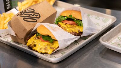 Nem chicken nem pasta: companhias agora apostam em fast food no serviço de bordo Nem chicken nem pasta: companhias agora apostam em fast food no serviço de bordo