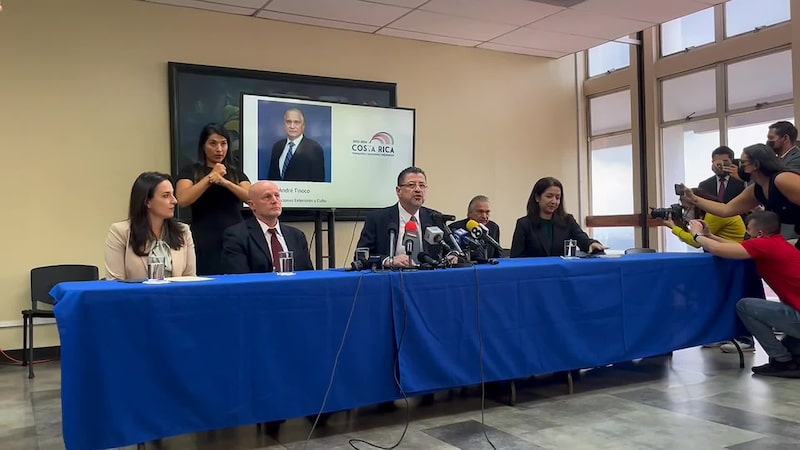 El nuevo presidente de Costa Rica y su gabinete El nuevo presidente de Costa Rica y su gabinete