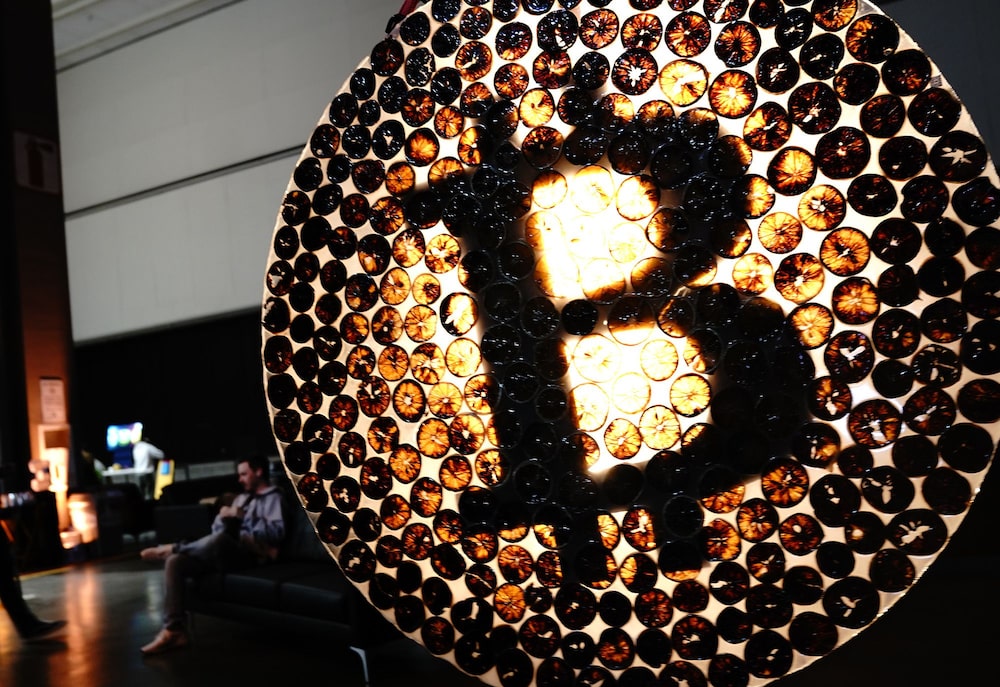 Un ícono iluminado de bitcoin durante la NFT LA en Los Ángeles, California. Un ícono iluminado de bitcoin durante la NFT LA en Los Ángeles, California.