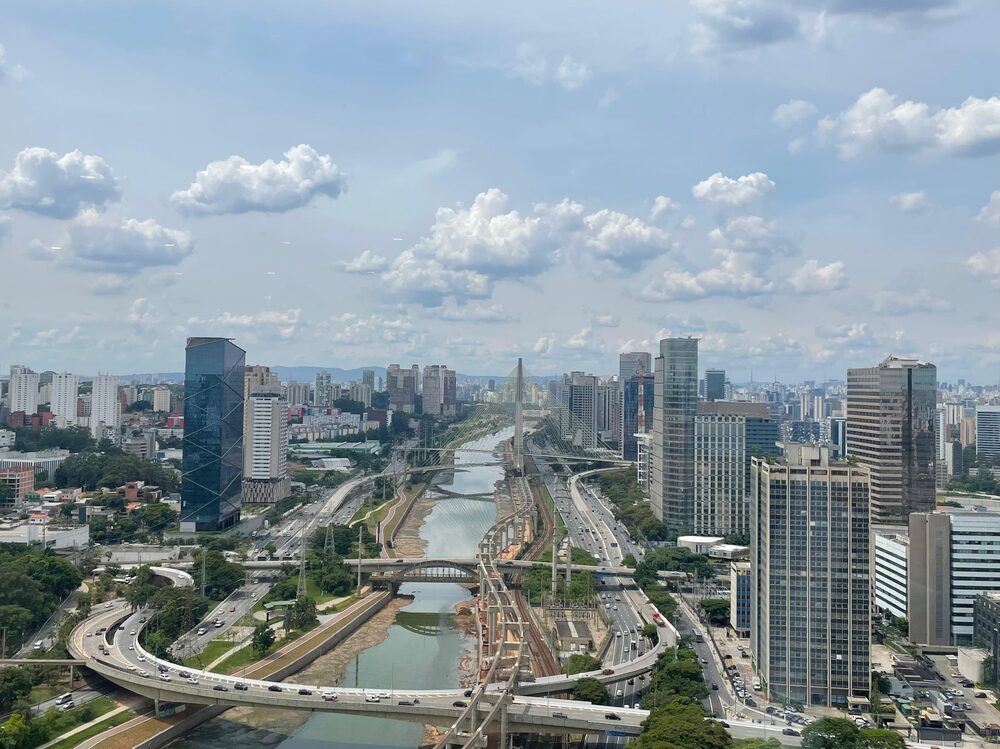 Vista da marginal Pinheiros com o eixo de escritórios da Berrini e da Chucri Zaidan à direita, em São Paulo (Foto: Bloomberg Línea) Vista da marginal Pinheiros com o eixo de escritórios da Berrini e da Chucri Zaidan à direita, em São Paulo (Foto: Bloomberg Línea)