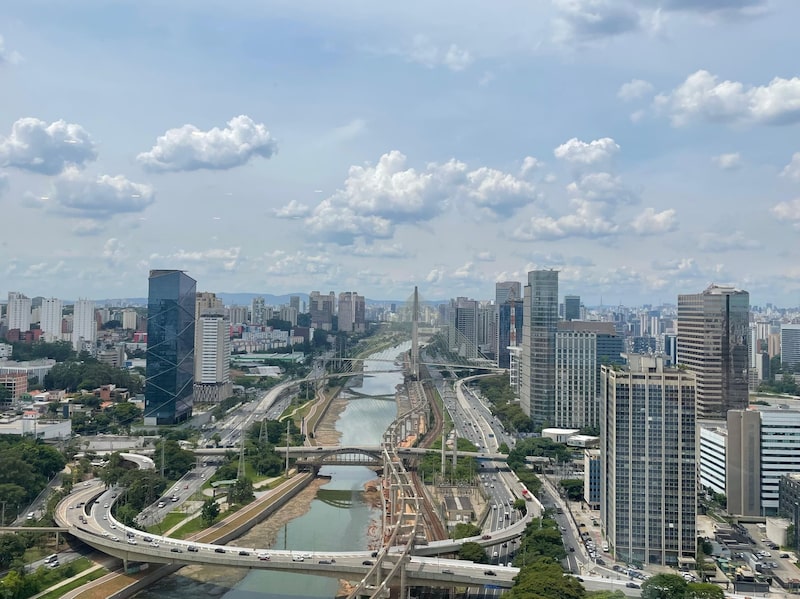 Vista da marginal Pinheiros com o eixo de escritórios da Berrini e da Chucri Zaidan à direita, em São Paulo (Foto: Bloomberg Línea) Vista da marginal Pinheiros com o eixo de escritórios da Berrini e da Chucri Zaidan à direita, em São Paulo (Foto: Bloomberg Línea)