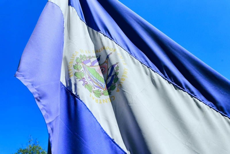 La bandera de El Salvador izada en Washington DC, el 1 de septiembre de 2023. La bandera de El Salvador izada en Washington DC, el 1 de septiembre de 2023.
