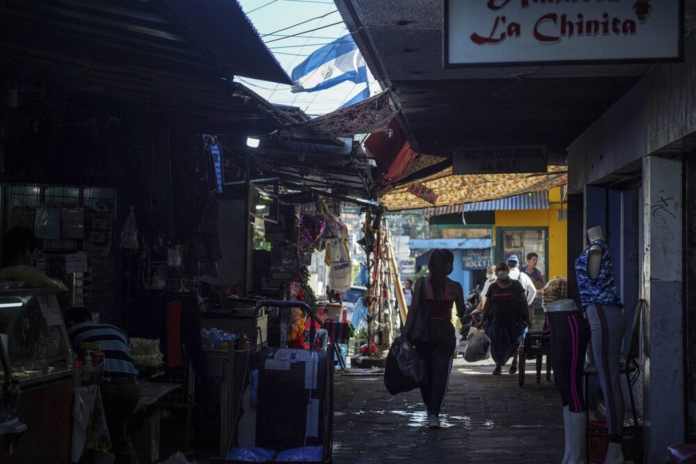 El Salvador tiene previsto usar los Derechos Especiales de Giro del Fondo Monetario Internacional para recomprar parte de su deuda con vencimientos en 2023 y 2025. El Salvador tiene previsto usar los Derechos Especiales de Giro del Fondo Monetario Internacional para recomprar parte de su deuda con vencimientos en 2023 y 2025.