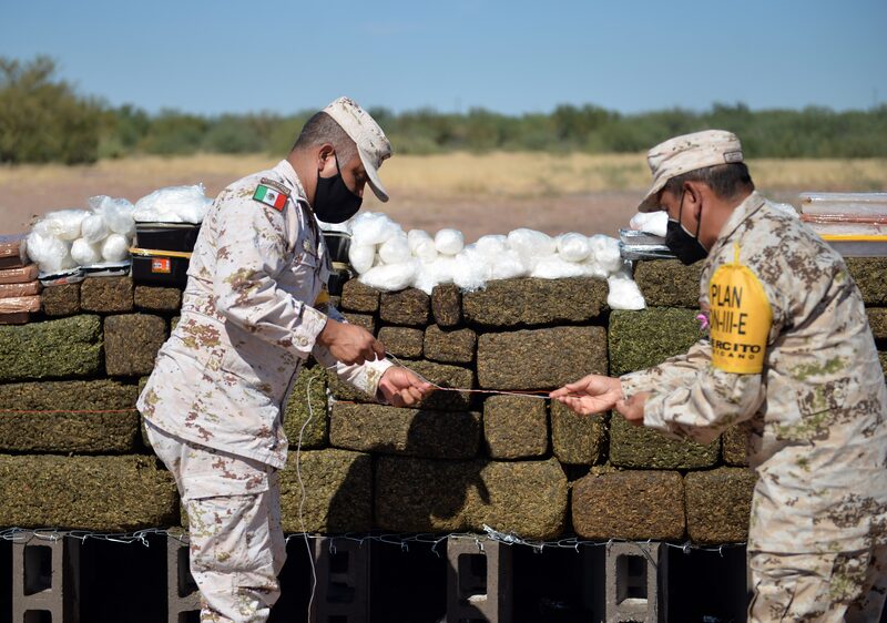Soldados se preparan para prender fuego a drogas confiscadas en Hermosillo, México. Soldados se preparan para prender fuego a drogas confiscadas en Hermosillo, México.