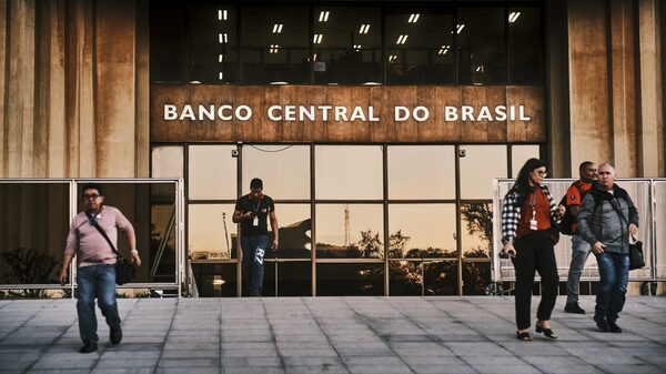 Aumentos de tasas y problemas de divisas obligan a un reajuste empresarial en Brasil Aumentos de tasas y problemas de divisas obligan a un reajuste empresarial en Brasil