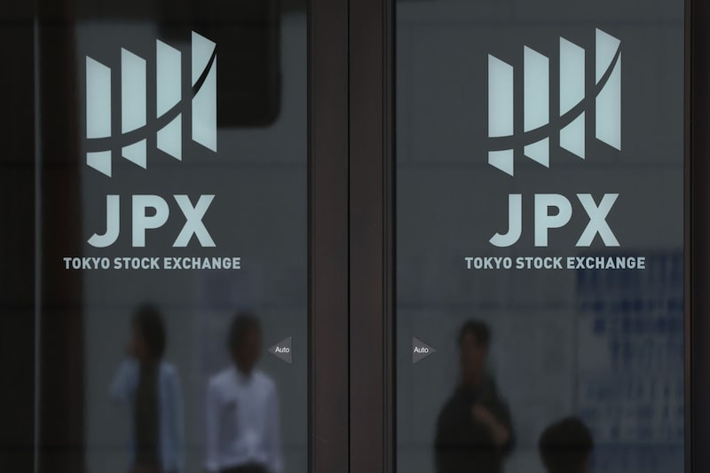 Logos de Japan Exchange Group Inc. (JPX) se muestran en una entrada del edificio de la Bolsa de Valores de Tokio (TSE) en Tokio. Logos de Japan Exchange Group Inc. (JPX) se muestran en una entrada del edificio de la Bolsa de Valores de Tokio (TSE) en Tokio.