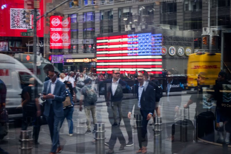 Reflejo de peatones durante la oferta pública inicial (OPI) de Legence Corp. en el Nasdaq MarketSite de Nueva York, EE. UU., el viernes 12 de septiembre de 2025. Reflejo de peatones durante la oferta pública inicial (OPI) de Legence Corp. en el Nasdaq MarketSite de Nueva York, EE. UU., el viernes 12 de septiembre de 2025.