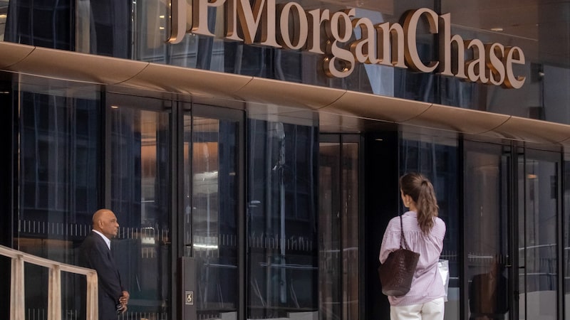 Goldman Sachs e JPMorgan ampliam bônus em 10% com alta do lucro e das negociações Goldman Sachs e JPMorgan ampliam bônus em 10% com alta do lucro e das negociações