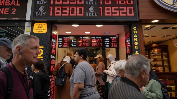 Lira turca se debilita a nuevo mínimo tras sorpresivo recorte de tasas Lira turca se debilita a nuevo mínimo tras sorpresivo recorte de tasas