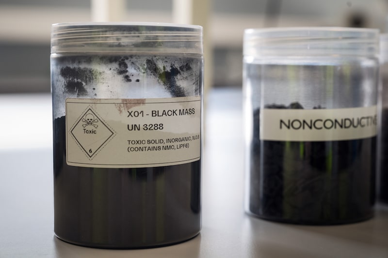 Contenedores de "masa negra" en una planta de reciclaje de baterías.
Fotógrafo: Naina Helén Jåma/Bloomberg Contenedores de "masa negra" en una planta de reciclaje de baterías.
Fotógrafo: Naina Helén Jåma/Bloomberg